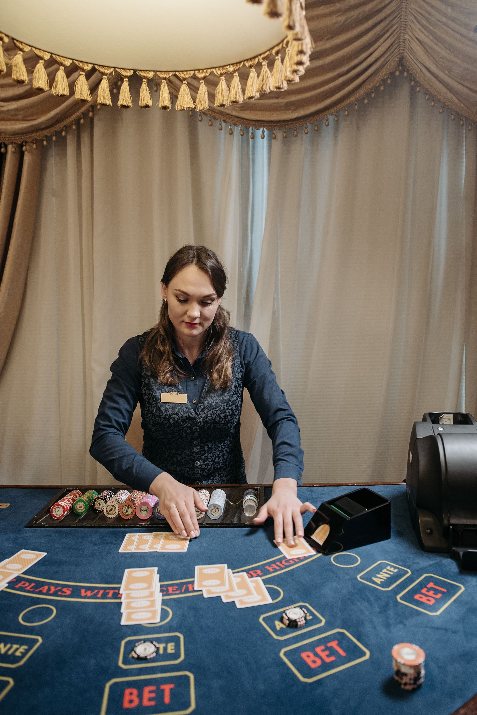 Professional casino dealer welcoming guests at Speelhuys Casino Utrecht